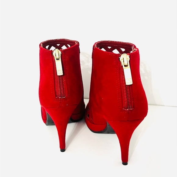 BNWOT Christian Siriano Cut out design Peep toe heeled Ankle boots zip back Red - Picture 6 of 7